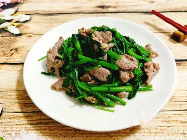 Bò xào rau muống - 110.000 ₫ tại Quán Ăn Nguyễn Ký - Ung Văn Khiêm
