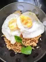Hình ảnh mỳ indome trộn trứng ốp
