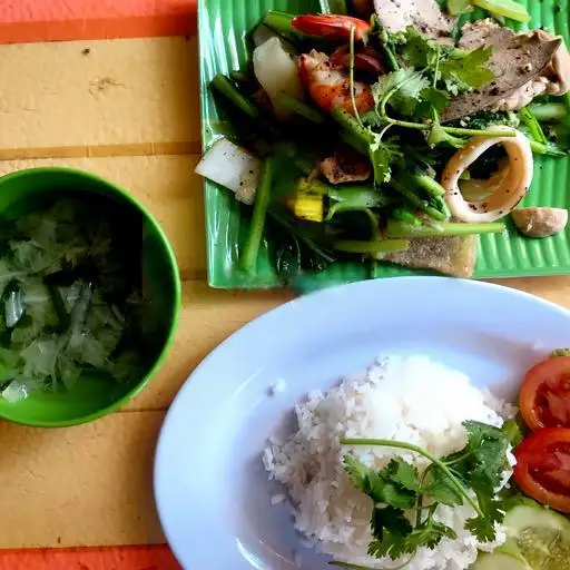 Hình ảnh Cơm trắng thập cẩm xào rau