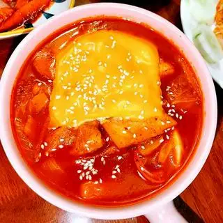 Hình ảnh Tokbokki chả cá phomai 