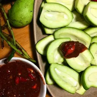 Hình ảnh xoài non chấm mắm ruốc