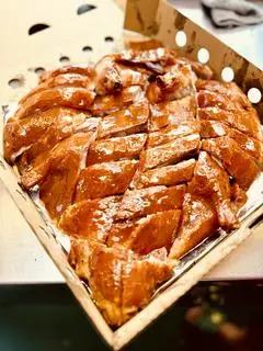 Hình ảnh (Hộp giấy) 1 con vịt quay da giòn + 6 bánh bao + rau dưa leo ăn kèm
