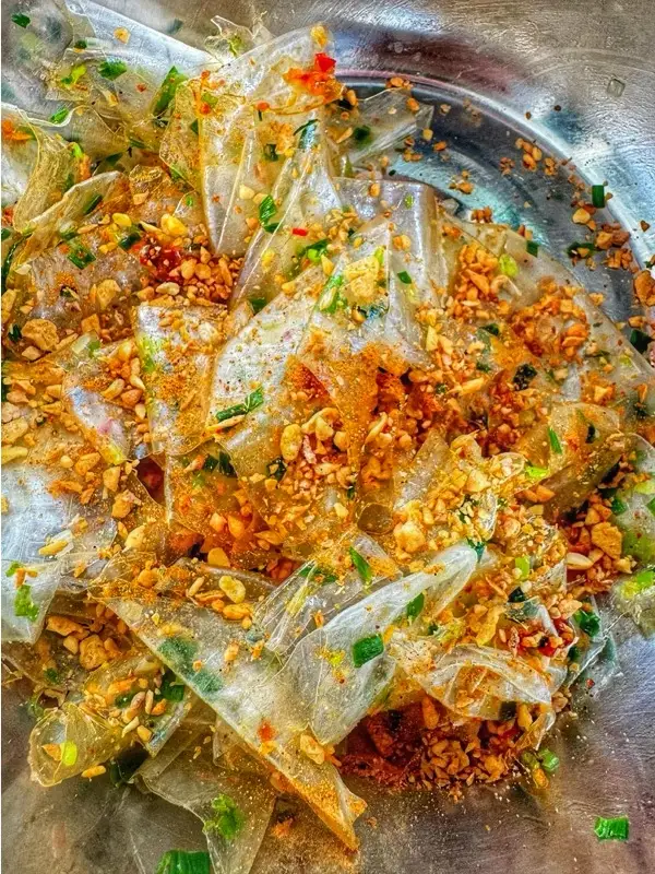 Bánh tráng trộn dẻo tỏi - 32.000 ₫ tại Bánh Tráng Trộn & Bánh Tráng Cuốn Dì Bảy - Trần Xuân Soạn