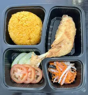 Hình ảnh Cơm gà da giòn - Fried chicken rice