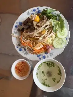 Hình ảnh Cơm Gà Xé + Lòng gà + trứng non