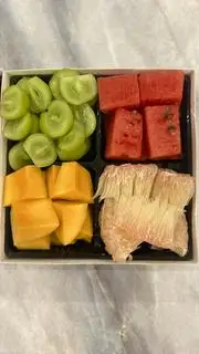 Hình ảnh Khay 4 loại quả: Dưa hấu + Nho Xanh+ Xoài Chín+ Bưởi ( bưởi bất kì theo mùa)