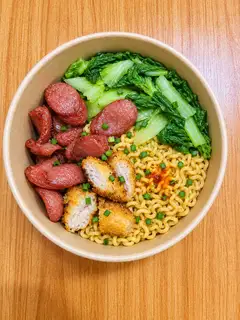 Hình ảnh mì trộn lạp xưởng, nem chua rán