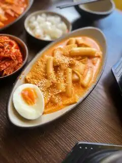 Hình ảnh Tokbokki kem rose