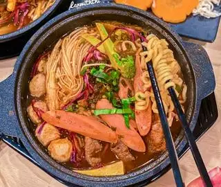 Hình ảnh Mì Cay Xúc Xích Cá Viên