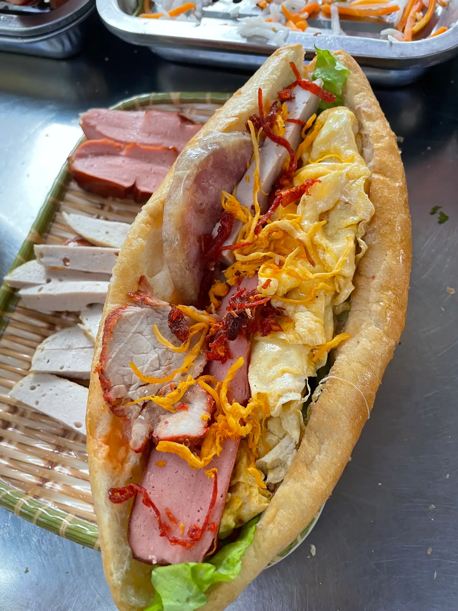 Hình ảnh bánh mì pate trứng xúc xích