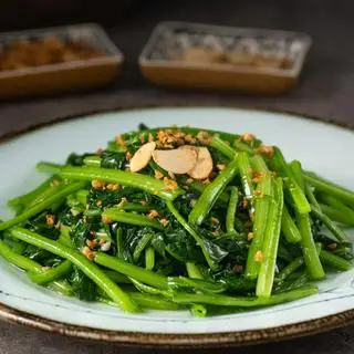 Bó Xôi Xào Tỏi - 117.720 ₫ tại Hoàng Yến Vietnamese Cuisine - Hai Bà Trưng