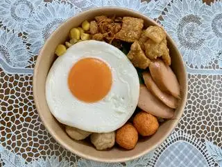 Mì trộn ĐB: rau+ bò+ trứng+ cá viên+ tôm viên+ xúc xích+ tóp mỡ mắm tỏi+ bắp  - 76.000 ₫ tại Quán Ăn Đêm Út Nhỏ - Trần Xuân Soạn