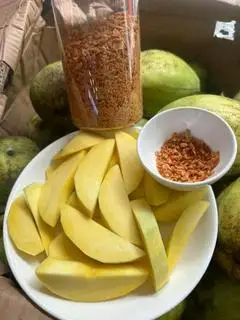 Hình ảnh khay xoài xanh giòn ngon 