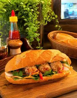 Hình ảnh Bánh mì xíu mại và chả lụa