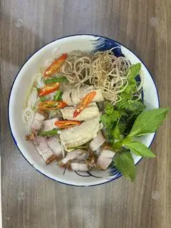 Bún nước lèo cá - heo quay - 77.000 ₫ tại Bún Nước Lèo Sóc Trăng & Bún Mắm Cô Năm - Lê Văn Lương