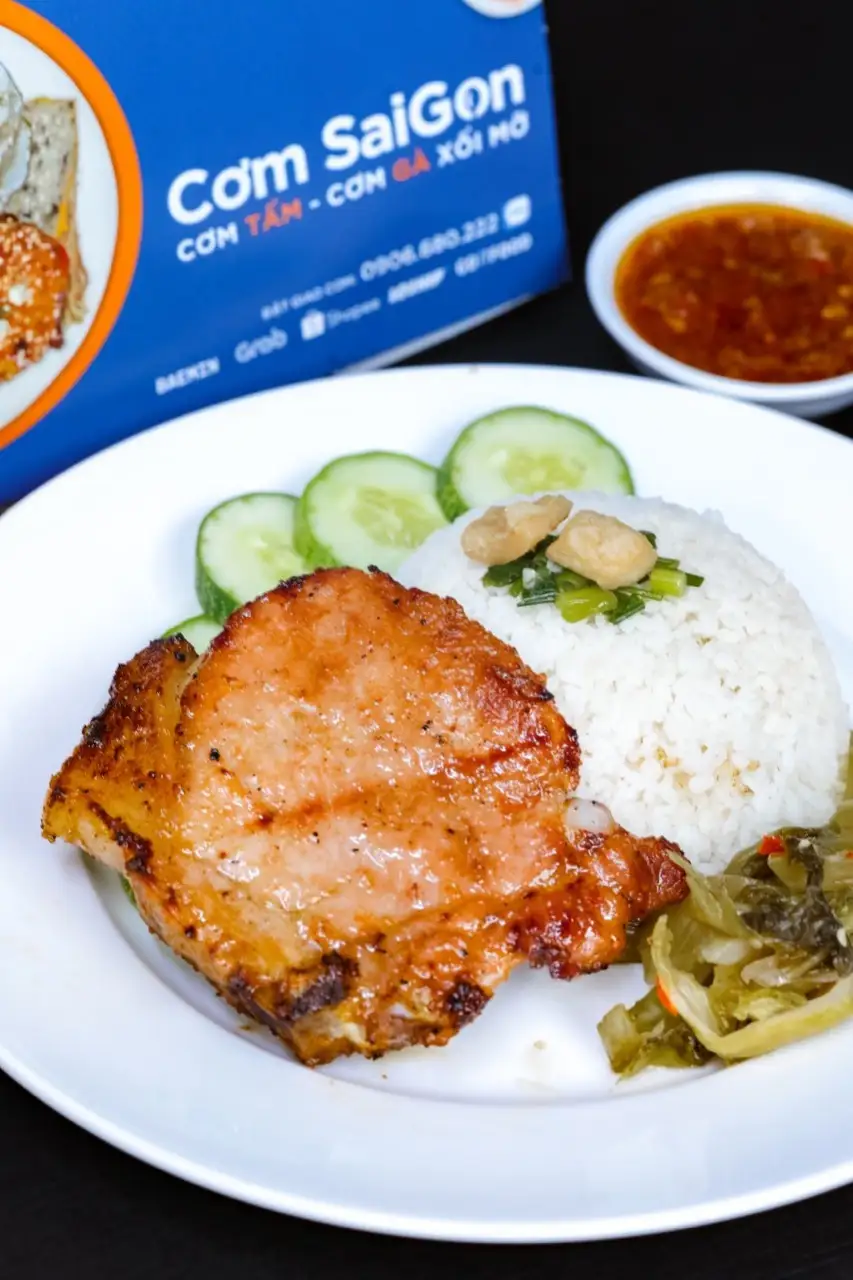 Cơm sườn nướng - 55.000 ₫ tại Cơm Sài Gòn - Cơm Tấm Sườn Bì Chả - Thích Quảng Đức