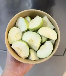 Hình ảnh Ổi trắng cắt sẵn (300gr)