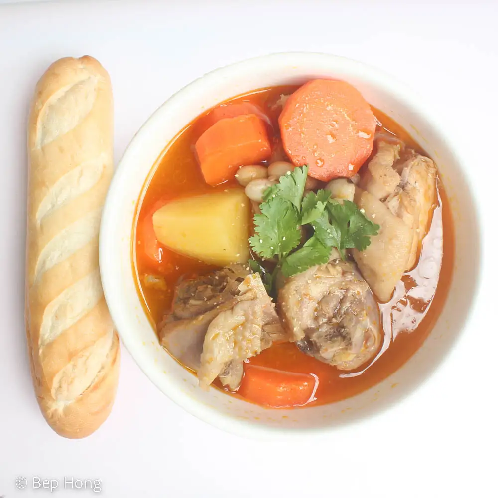 Hình ảnh Gà nấu đậu dùng kèm bánh mì