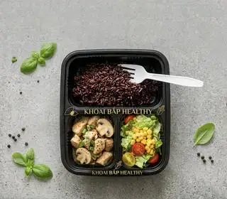 Hình ảnh Cơm gạo lứt ức gà xào nấm 490-540kcal