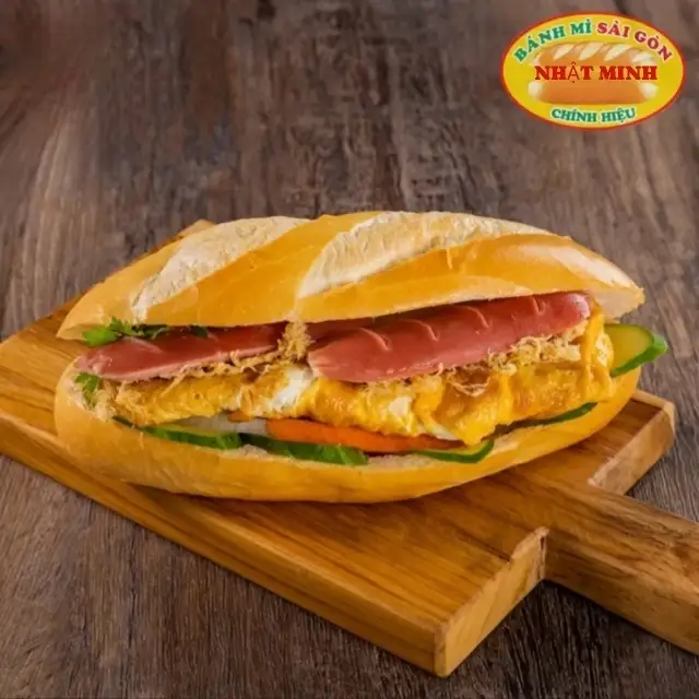 Hình ảnh Bánh Mì Xúc Xích + Trứng