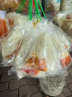 Bánh tráng dẻo phơi sương xâu 10 gói - 56.000 ₫ tại Bánh Tráng Trộn Cô Bông Thủ Thiêm - Đường Số 15
