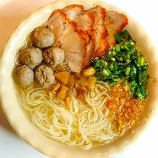 Hình ảnh Hủ tiếu bò viên xá xíu/ Charsiu clear rice noodle with beef balls