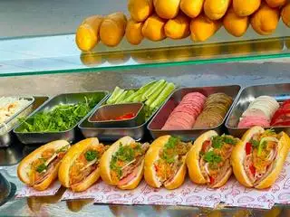  bánh mì truyền thống cộng trứng ốp la - 25.000 ₫ tại Bánh Mì, Mì Ý & Ăn Vặt - Đường 28