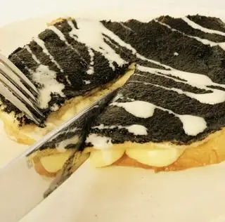 Bánh Mè Đen, Phô Mai Kiểu Pháp - Cheesy Black Sesame Butter French Toast - 65.000 ₫ tại MINHE - Café & Sweets - Lương Hữu Khánh