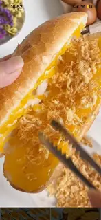 Hình ảnh bánh mì chà bông trứng muối tan chảy 