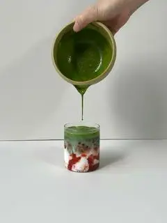 Strawberry matcha latte - 65.000 ₫ tại Tiệm Matcha Rốp Rẻng - Nguyễn Đình Chiểu