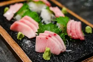 sushi cá hamachi  - 189.000 ₫ tại Sushi Ine Teppanyaki - Yersin