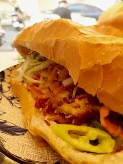 Hình ảnh Bánh mì gà xé