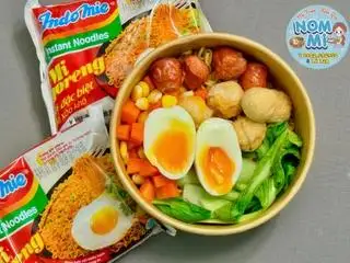Hình ảnh Mì trộn cá viên - xúc xích