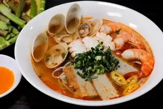 Hình ảnh Bún Thái tomyum chả lụa , chả cá