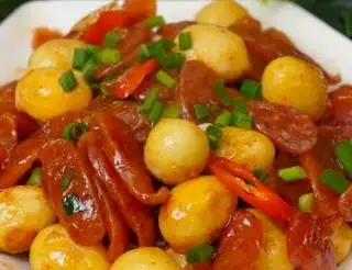 Hình ảnh cơm Lạp xưởng kho trứng cút 