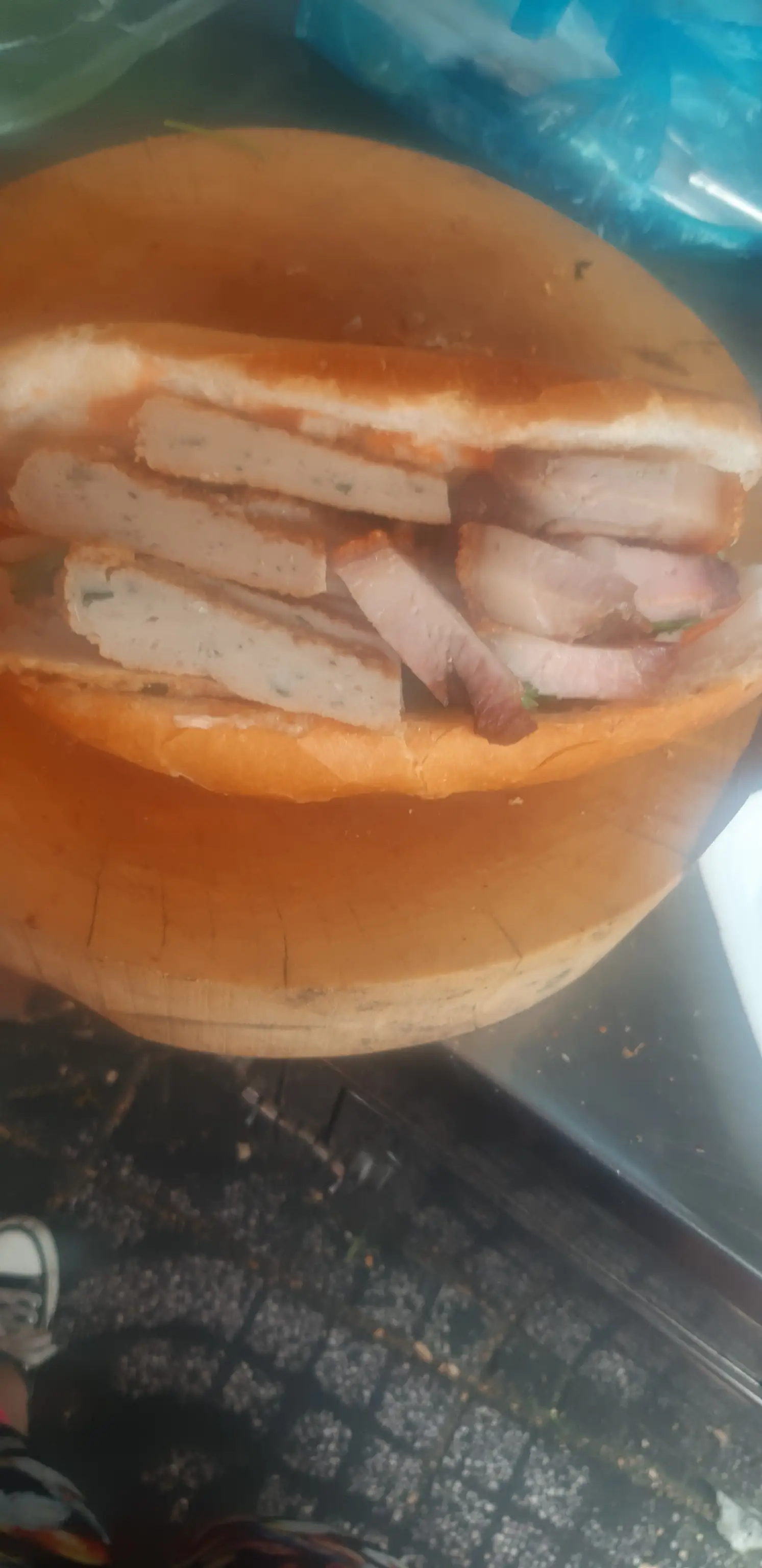 Bánh mì heo quay  chả cá - 35.000 ₫ tại Bánh Mì Heo Quay Cô Tư - Nơ Trang Long