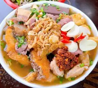 Hình ảnh Bánh Đa Cá Cay: Cá Giòn-Đậu - Giò Tai