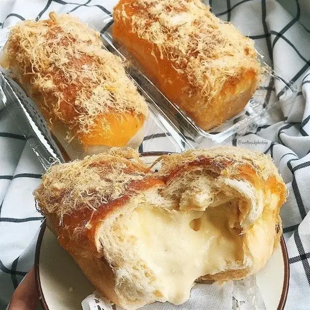 Bánh mì phô mai tan chảy  - 60.000 ₫ tại Anh Cường Bakery - Nguyễn Văn Lạc
