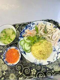 Cơm gà xé - 56.000 ₫ tại Bánh Canh Hẹ 18A - Nguyễn Thị Minh Khai