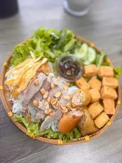 Bún nước tương thịt - trứng chiên - chả giò - 51.000 ₫ tại Bún Trộn Nước Tương Phượng - Nguyễn Thái Học