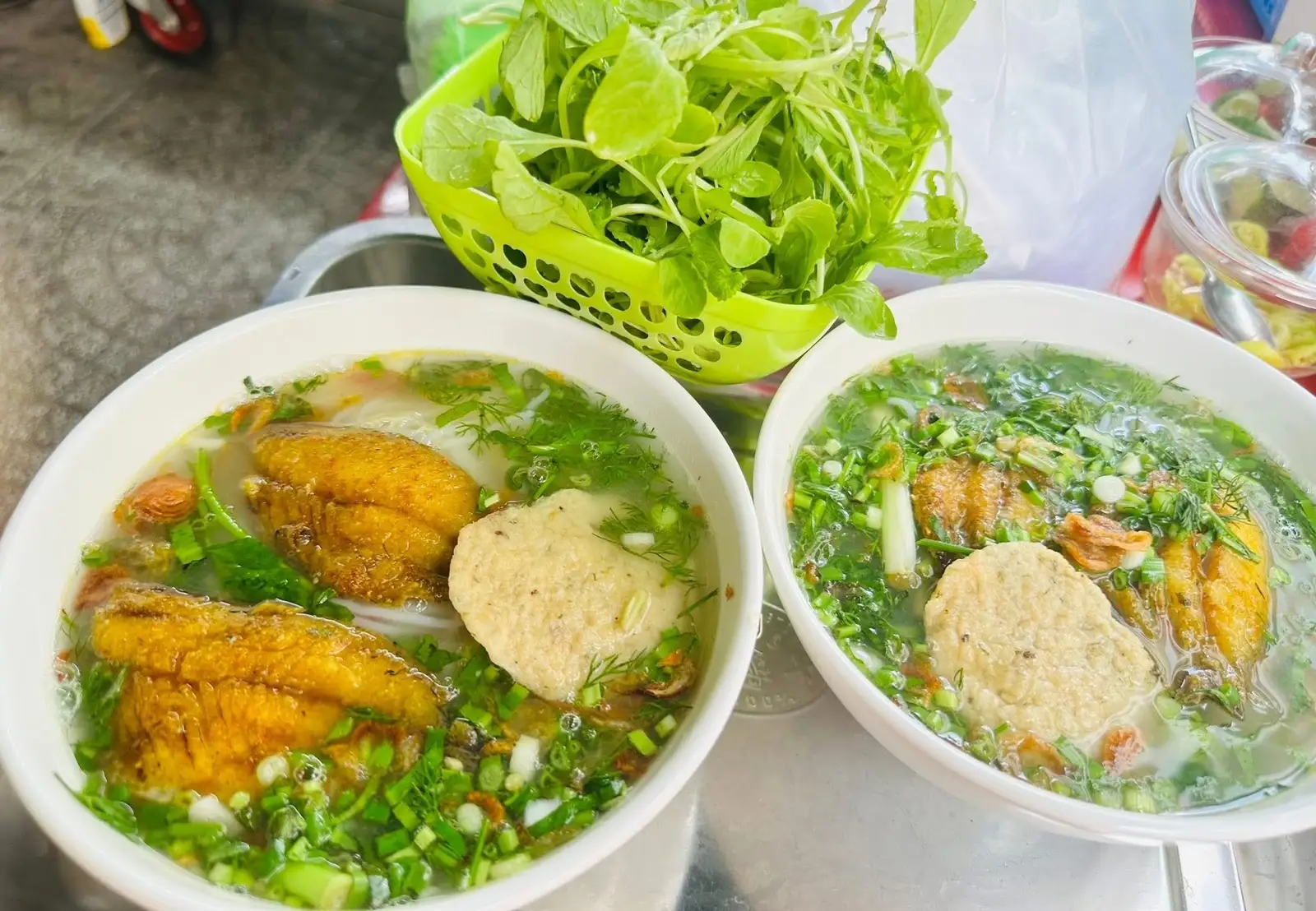bánh đa cá rô đồng + chả sụn - 50.000 ₫ tại Khôi 168 - Bún Cá & Canh Cá Rô Đồng Quỳnh Côi Thái Bình - Tây Hòa