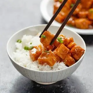 Hình ảnh Cơm thịt kho,chả lá lốt, đậu sốt cà chua