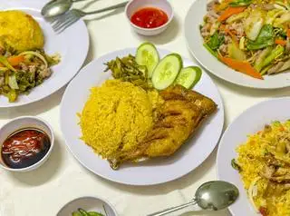 Hình ảnh Cơm gà xối mỡ