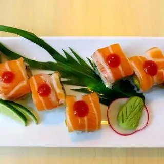 SUSHI RI - Samon, Avocado, Mango - Cá hồi, bơ, xoài, bột tem, sốt cay - 149.000 ₫ tại Sushi Ri Ẩm Thực Nhật Bản - Phú Mỹ