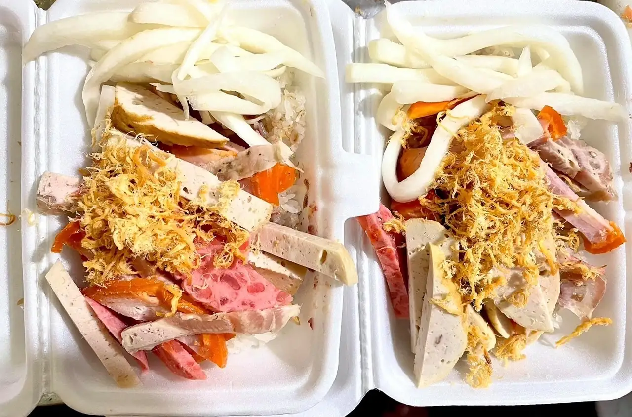 Xôi mặn thịt chả - 35.000 ₫ tại Bánh Mì Hà Nội Hưng Thuý - 363 Hưng Phú 