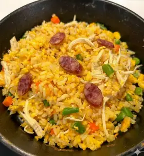 Hình ảnh Cơm chiên gà xé lạp xưởng