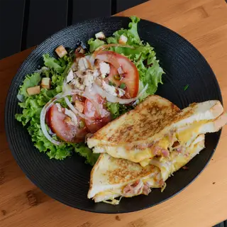 Hình ảnh Combo sandwich nướng phô mai thịt xông khói - salad