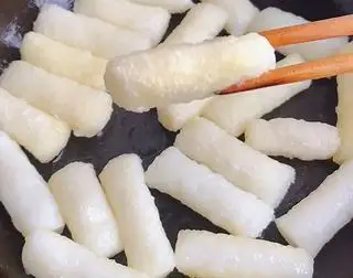 Hình ảnh Tokbokki chiên mỡ hành mini
