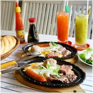 Hình ảnh Bò né xúc xích pate