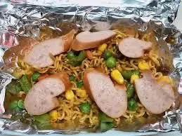 Hình ảnh Mì trộn Indomie xúc xích
